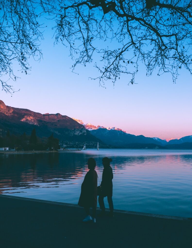 Passants au bord du lac d'Annecy.