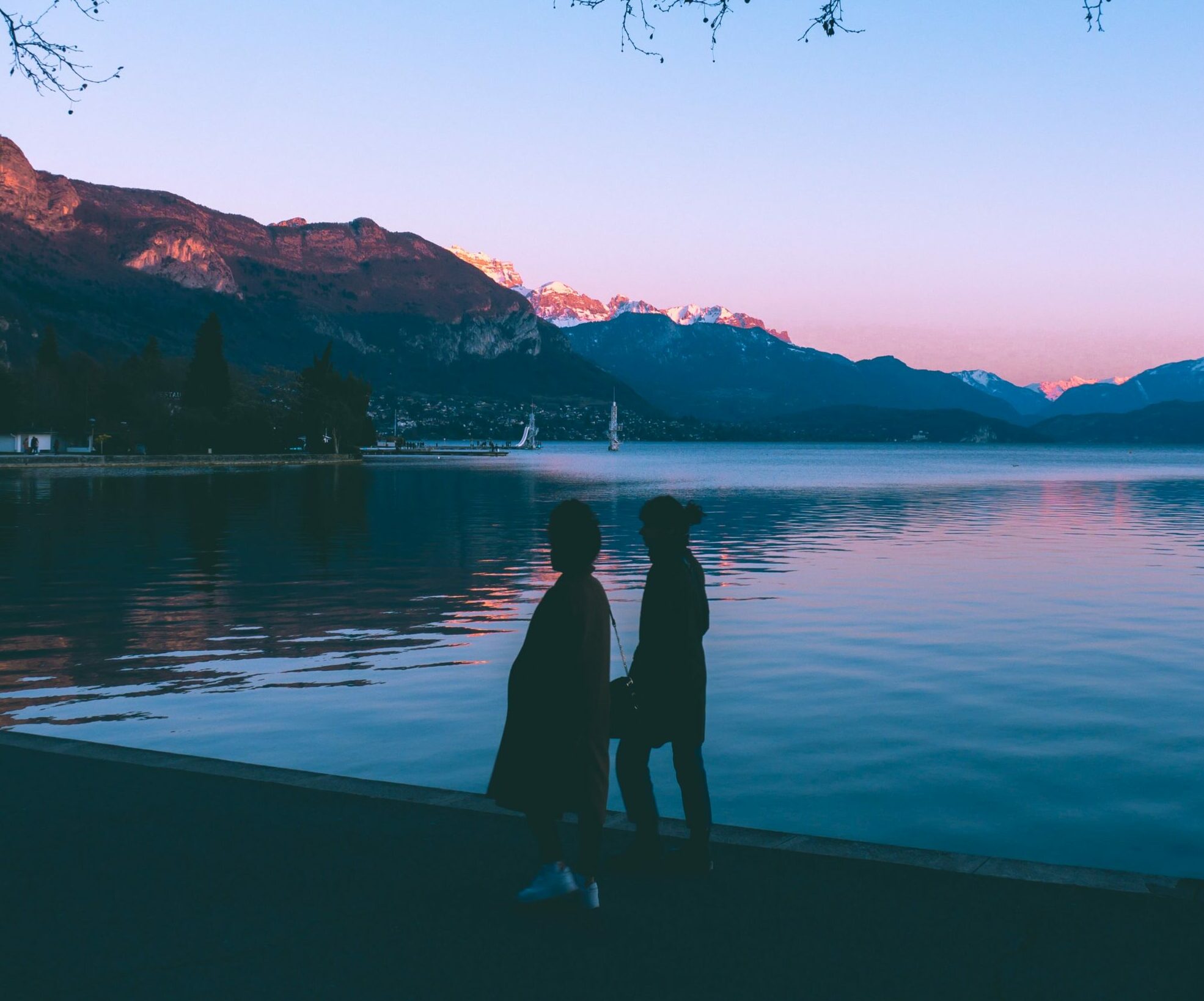 Passants au bord du lac d'Annecy.