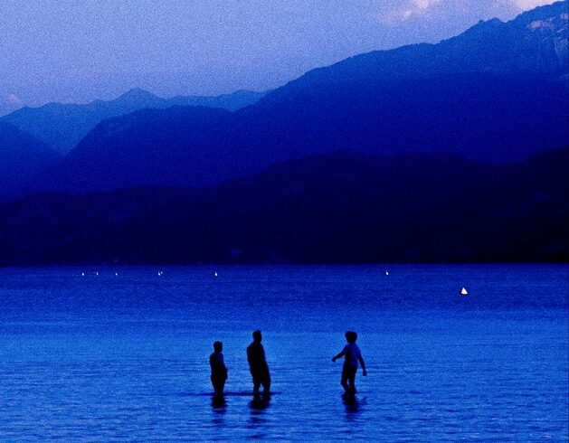 Des baigneurs dans le lac d'Annecy.