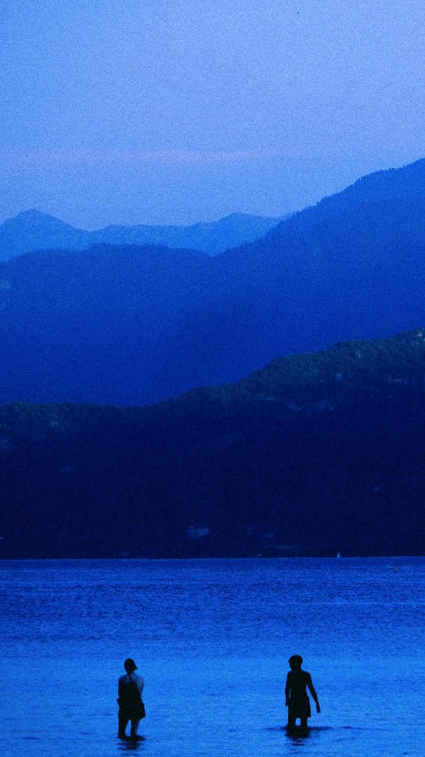 Des baigneurs dans le lac d'Annecy.